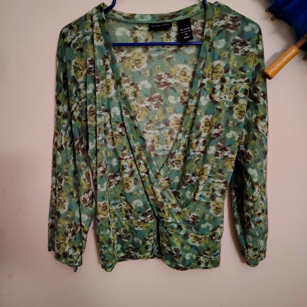 '90s style low v-neck sweater shirt